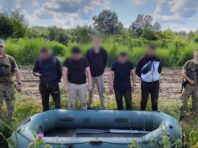 До 10 тисяч доларів за втечу через Тису. ДПСУ затримала групу ухилянтів з надувним човном