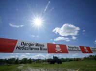 Кабмін дозволив операторам з розмінування бронювати всіх своїх саперів