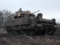 Українські бійці на Bradley знищили ворожий БТР разом з десантом (відео)