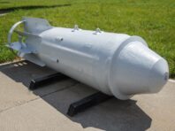 РФ “вперше скинула” на Україну нову бомбу ФАБ-3000? Що кажуть в Повітряних силах та ISW