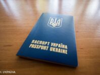 Чоловікам за кордоном не видаватимуть паспорти без військових документів: рішення Кабміну