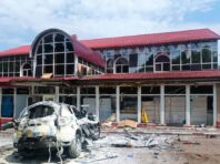Росіяни дроном атакували авто поліцейських у Херсонській області (фото)