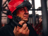 В Київській області вже третю добу гасять пожежу на підприємстві через атаку РФ