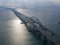 У Криму вибухи: окупанти заявили про “атаку” і перекрили Керченський міст