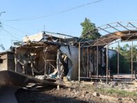 РФ скинула авіабомбу на зупинку з людьми в Донецькій області: є жертви, багато поранених