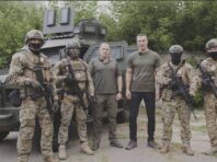 Кличко з “Українською командою” передав броньований позашляховик “Кобра” розвідникам
