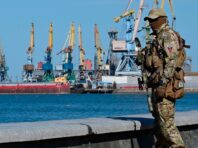 В Бердянську помітили російський військовий катер (фото)