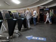 У Києві закрили наземну гілку метро на лівий берег для обстеження після ракетної атаки