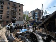 Зруйновано під’їзд, чути голоси людей під завалами: репортаж з будинку на Сирці в Києві