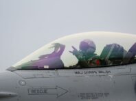 Україна отримала від союзників першу партію винищувачів F-16, – Bloomberg