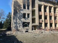 Обстріл Ізюмського району: росіяни вдарили по сільраді, є жертва та постраждалі