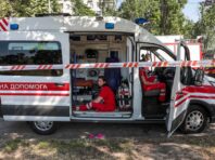 Росіяни атакували багатоповерхівку у Херсоні: поранено людей, серед них підліток (відео)