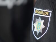 Поліцейські евакуювали з Мирнограда родину з 22-денним немовлям (відео)