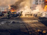 У Сумах загасили пожежу після ракетного удару: рятувальники показали наслідки