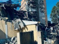 Поліція показала кадри перших хвилин після удару РФ по готелю в Краматорську