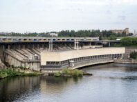 У Запоріжжі перекрили рух греблею Дніпровської ГЕС