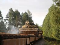 У Білорусі показали танки, які нібито перекидають до кордону України (фото, відео)