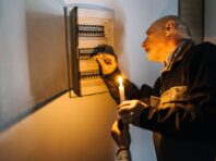 Під ударом енергетика. У Києві та низці областей почались перебої зі світлом