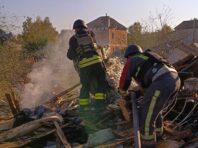 Пожежа та зруйновані будинки. З’явилися фото наслідків удару РФ по Сум