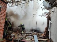Обстріл Кропивницького: атаковані будинки, почалась пожежа, є жертва та поранена (фото)