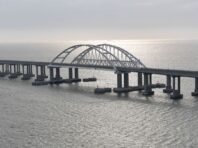 Паркани, РЕБ й не тільки. Росія намагається захистити Кримський міст від дронів, – ЗМІ