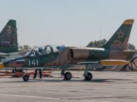 Для чого росіяни “захищають” літаки та їх малюнки шинами: пояснення Пентагону
