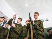 Російських школярів активно готують до війни, – британська розвідка