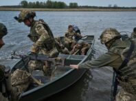 Українські морпіхи збили російський дрон з катера (відео)