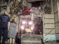 Обстріл Харкова авіабомбами: під завалами багатоповерхівки знайшли тіло жінки