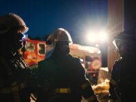 Удар Росії по п’ятиповерхівці в Харкові: мешканців будинку евакуюють