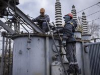 Через обстріли у 6 областях України відключали світло, це вплинуло і на рух поїздів