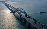 РФ вивозить крадені корисні копалини з України через Кримський міст — британська розвідка