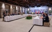 Росія продовжує шантажувати Україну та США