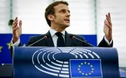 Макрон закликає змінити підхід до Путіна