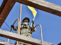 Родинське – бійці Азова встановили український прапор, відео