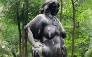 Вандали познущалися зі скандально відомої скульптури у Львові — фото